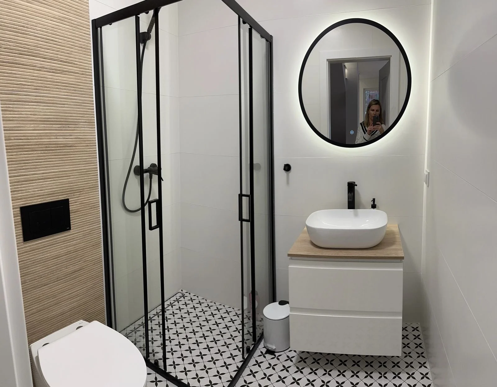 Łazienka z prysznicem i okrągłym lustrem — Apartament Biały