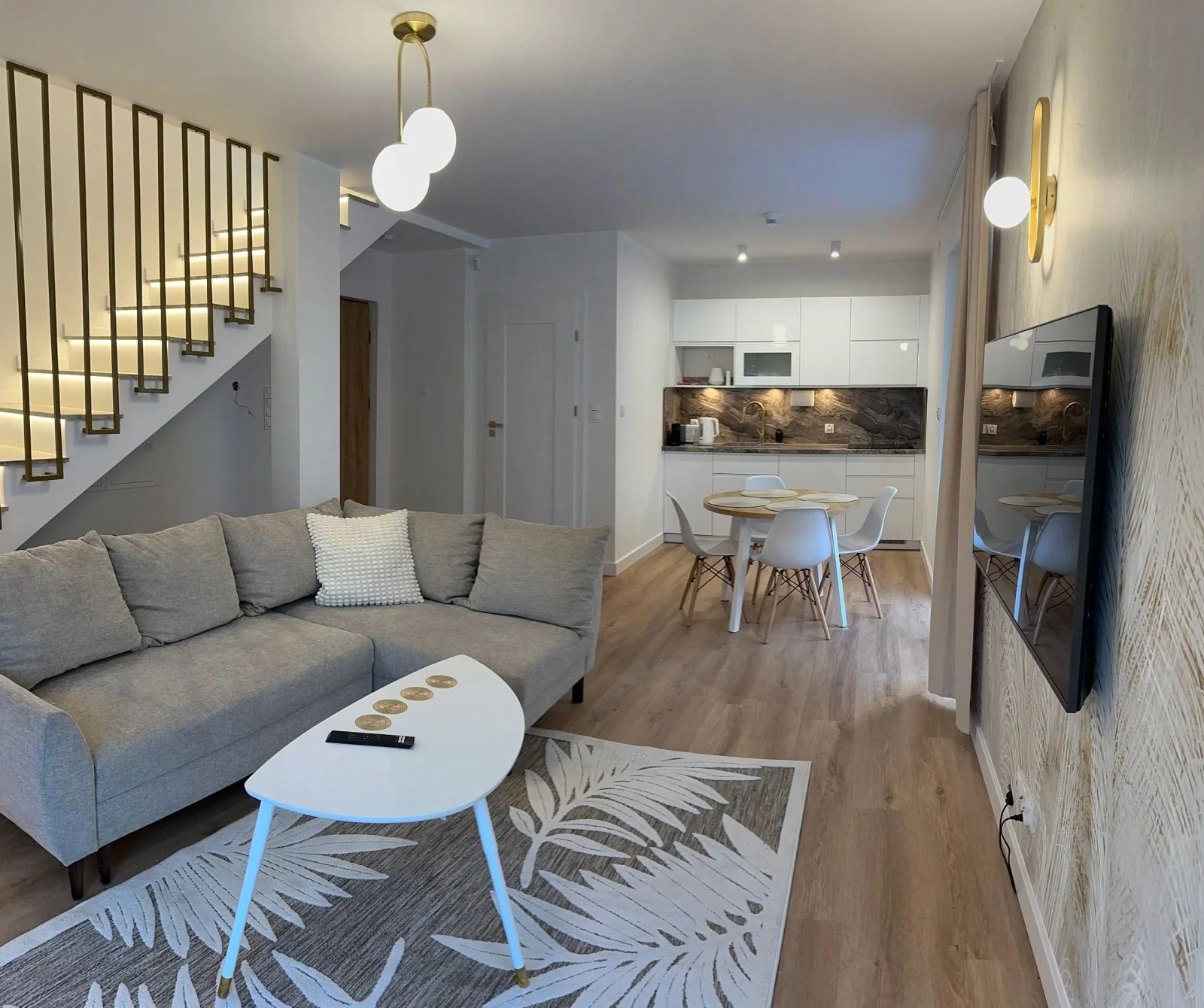 Salon z aneksem kuchennym — Apartament Biały w Jastrzębiej Górze