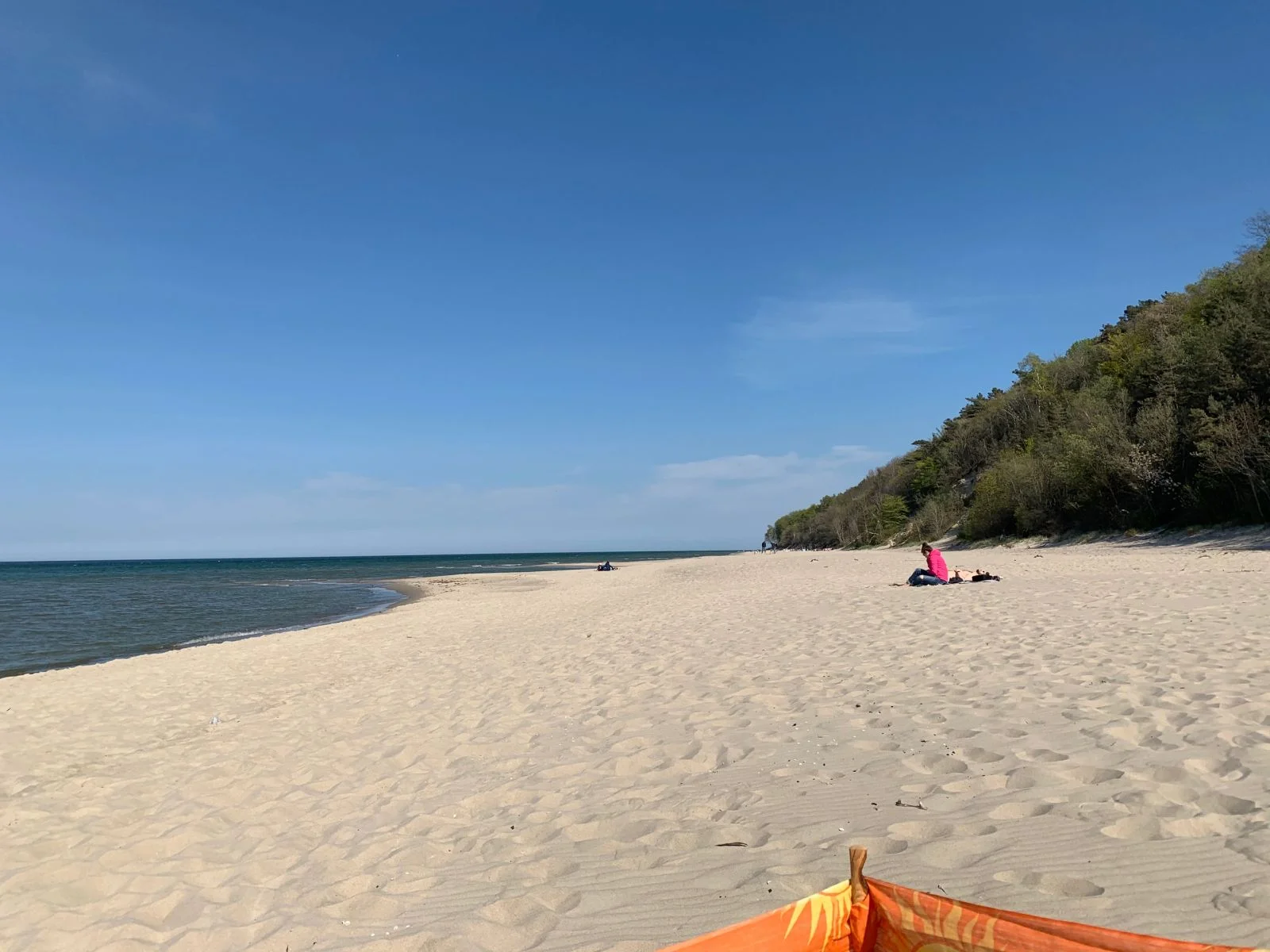 Piaszczysta plaża nad Bałtykiem w Jastrzębiej Górze
