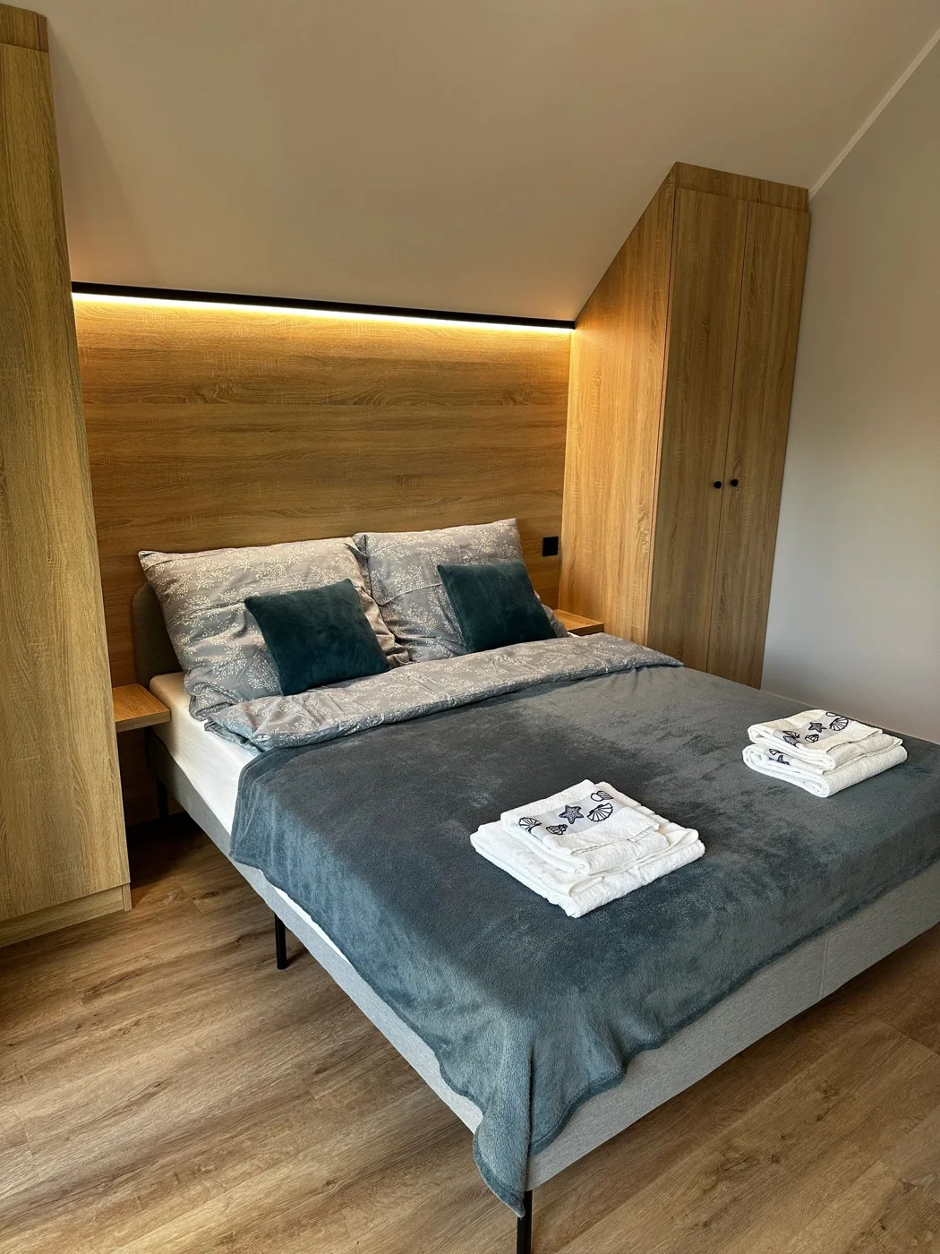 Sypialnia z łóżkiem podwójnym — Apartament Szary