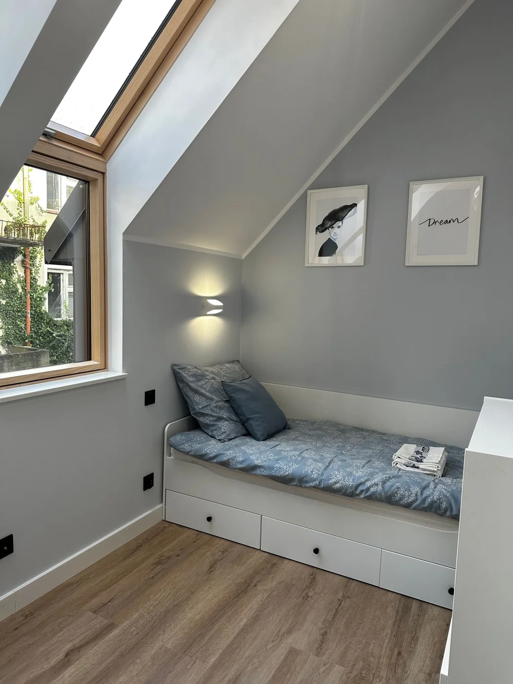 Mniejsza sypialnia z łóżkami pojedynczymi — Apartament Szary