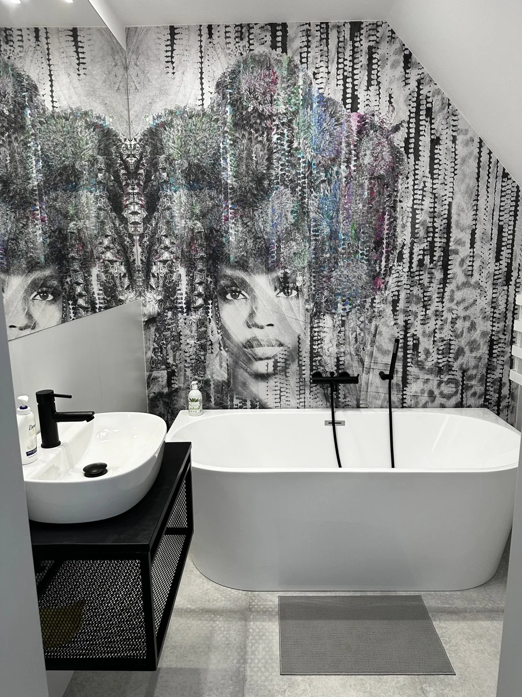 Łazienka z wanną i dekoracyjną ścianą — Apartament Szary