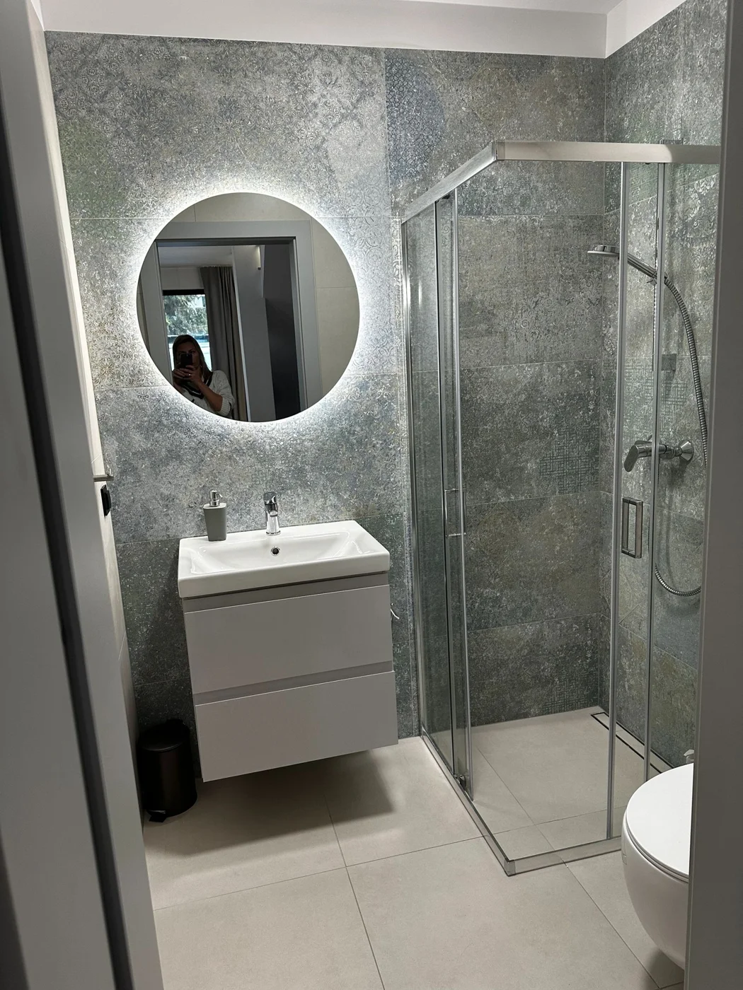 Druga łazienka z prysznicem — Apartament Szary